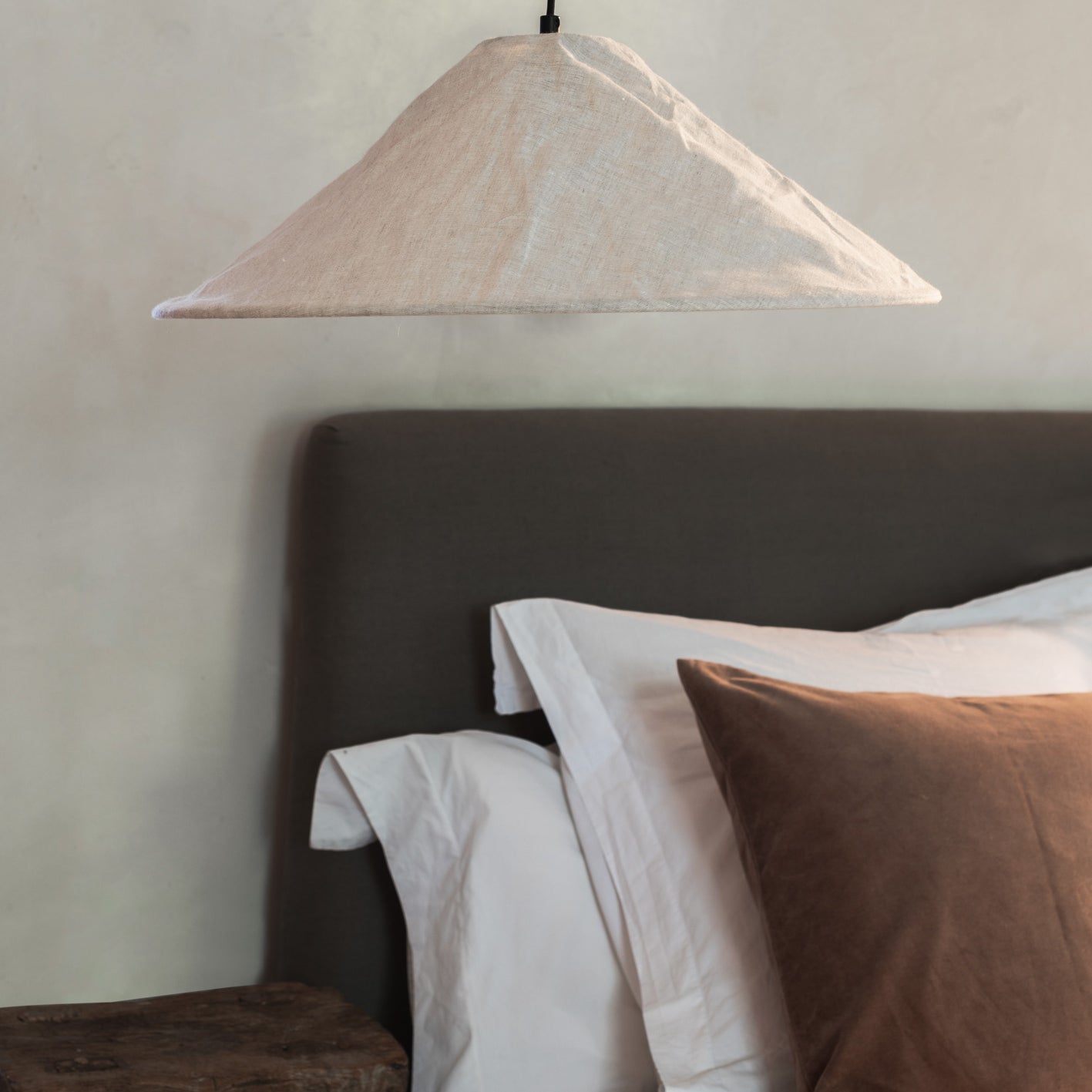 lightsandlamps.com_Siya_large-linen-lampshade_702cf041-d981-4360-ae70-08e004e2437b.jpg