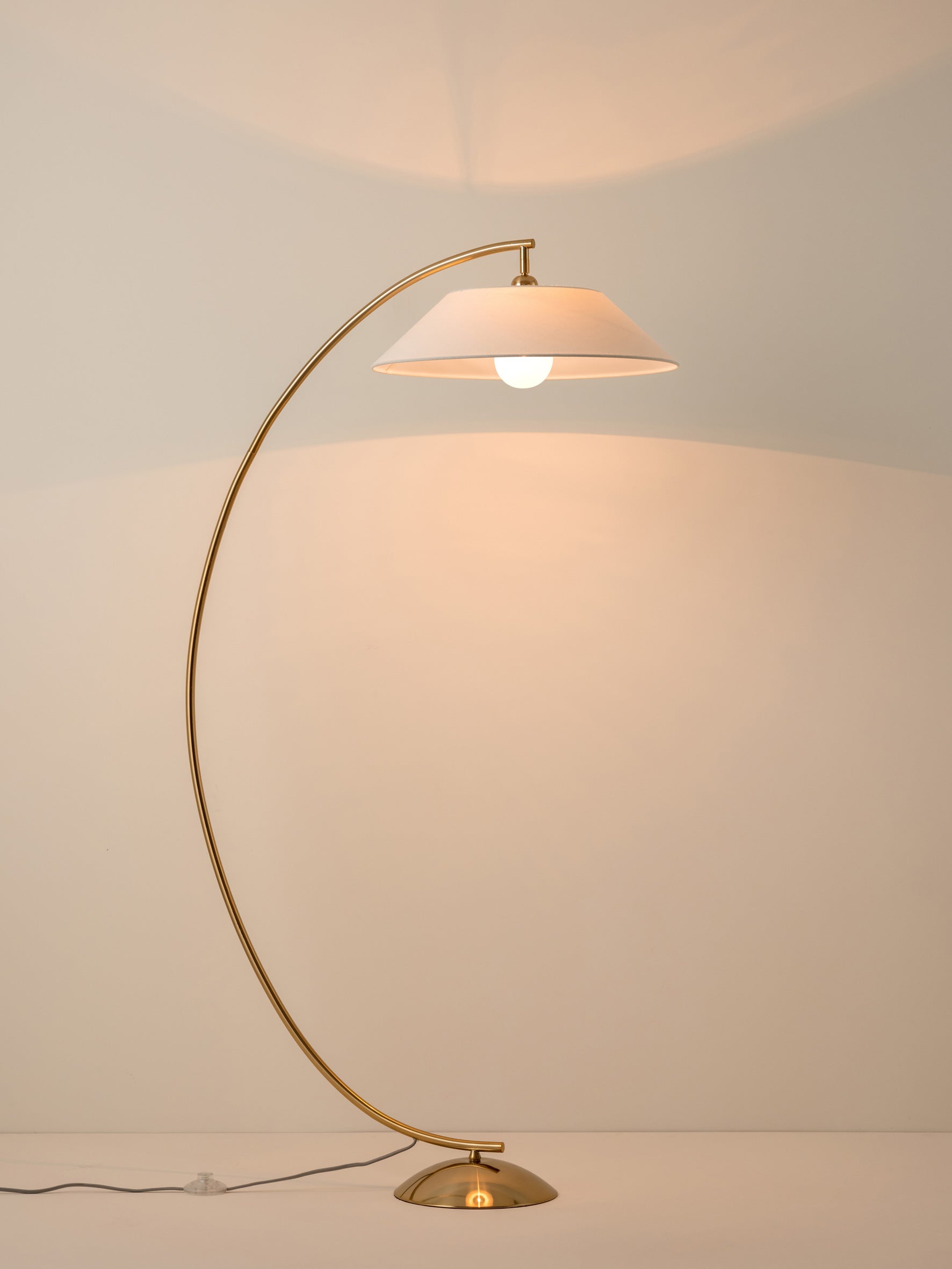 Circo - 1 light arc brass and natural linen floor lamp | Floor Lamp | Lights &amp; Lamps Inc | Modern Affordable Designer Lighting | USA